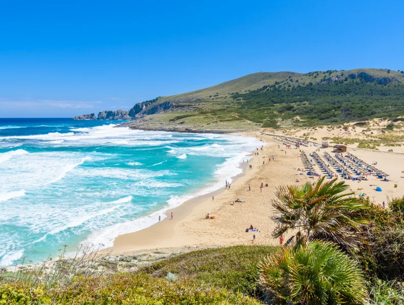 Blick auf den Strand Cala Mesquida.