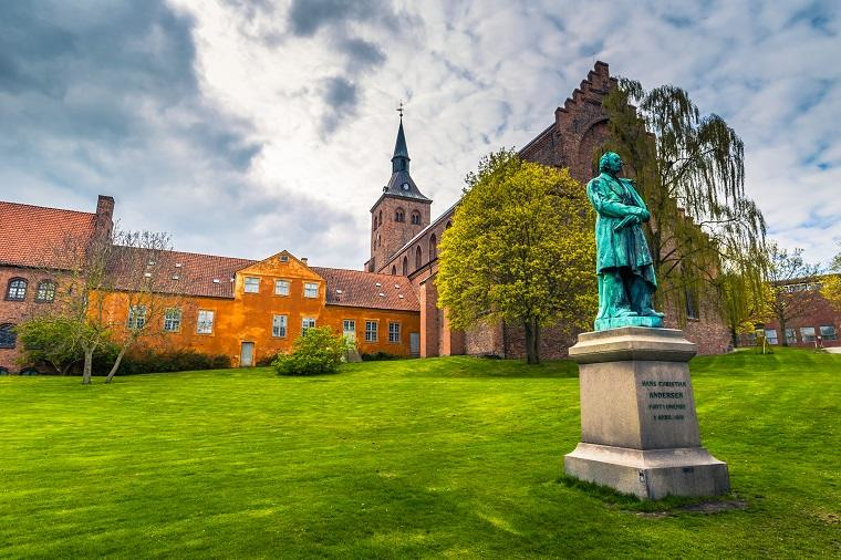 Ta en tur till Odense från ditt semesterhus i Fåborg