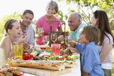 Familie beim Abendessen