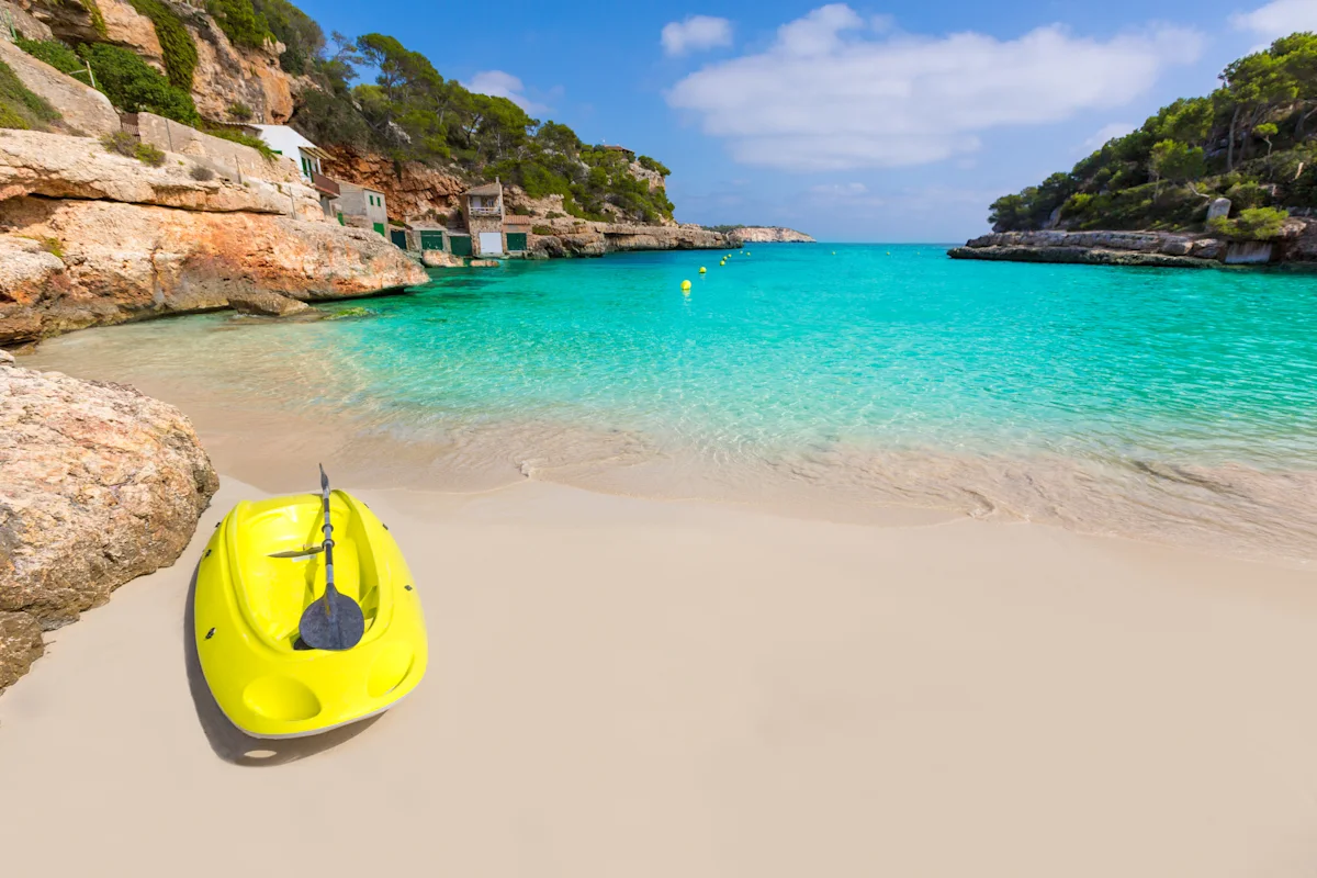 Kayak am Strand in Cala Santanyi auf Mallorca.
