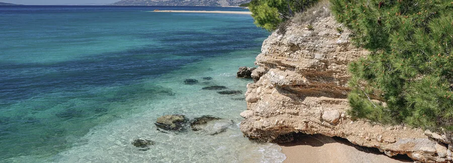 Playa con aguas turquesas