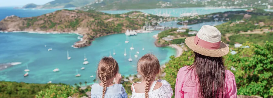 Madre e hijas deleitándose con una preciosa panorámica del puerto y la bahía.