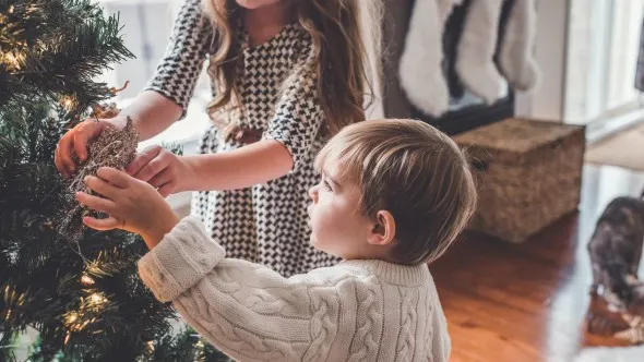 Fejr juleferien i ett sommerhus sammen med familien