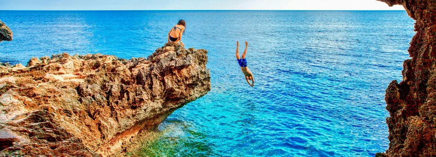 Cueva cerca del Cabo Greco en Chipre