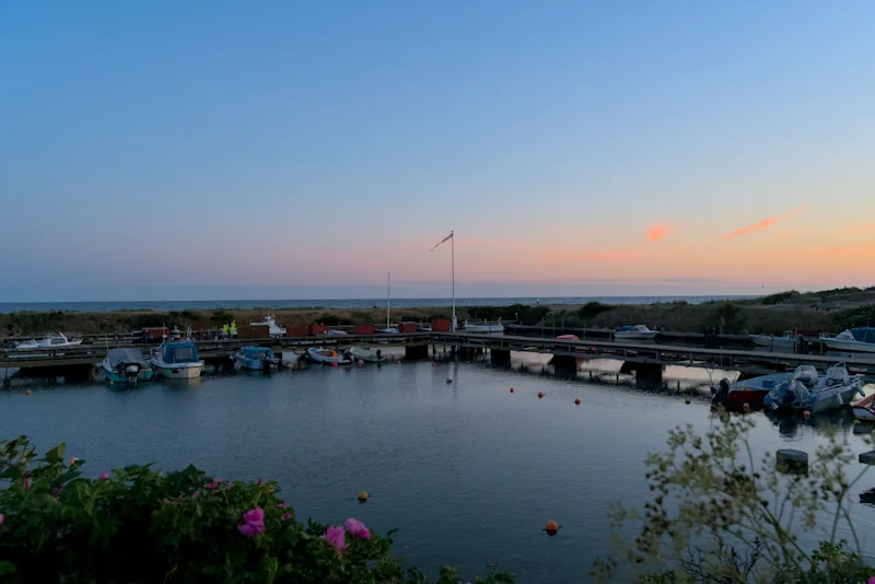 Der Hafen von Boderne in der Dämmerung.