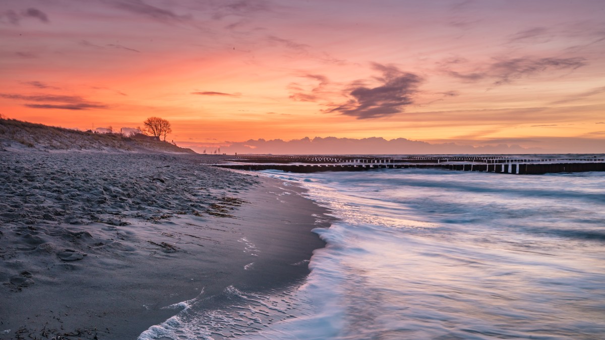 En solopgang om vinteren ved en strand på Bornholm.