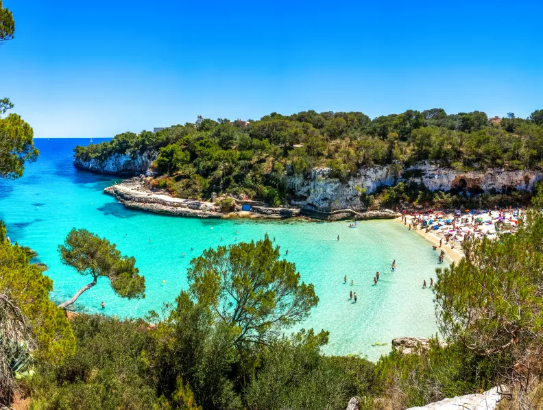 Die Bucht von Cala Llombards auf Mallorca.