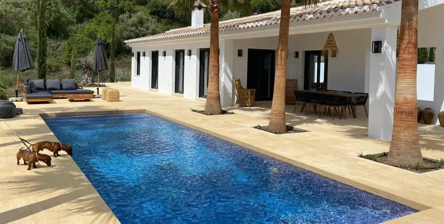 Disfrute de una vista fantástica del mar desde la terraza de esta acogedora casa de vacaciones con piscina.