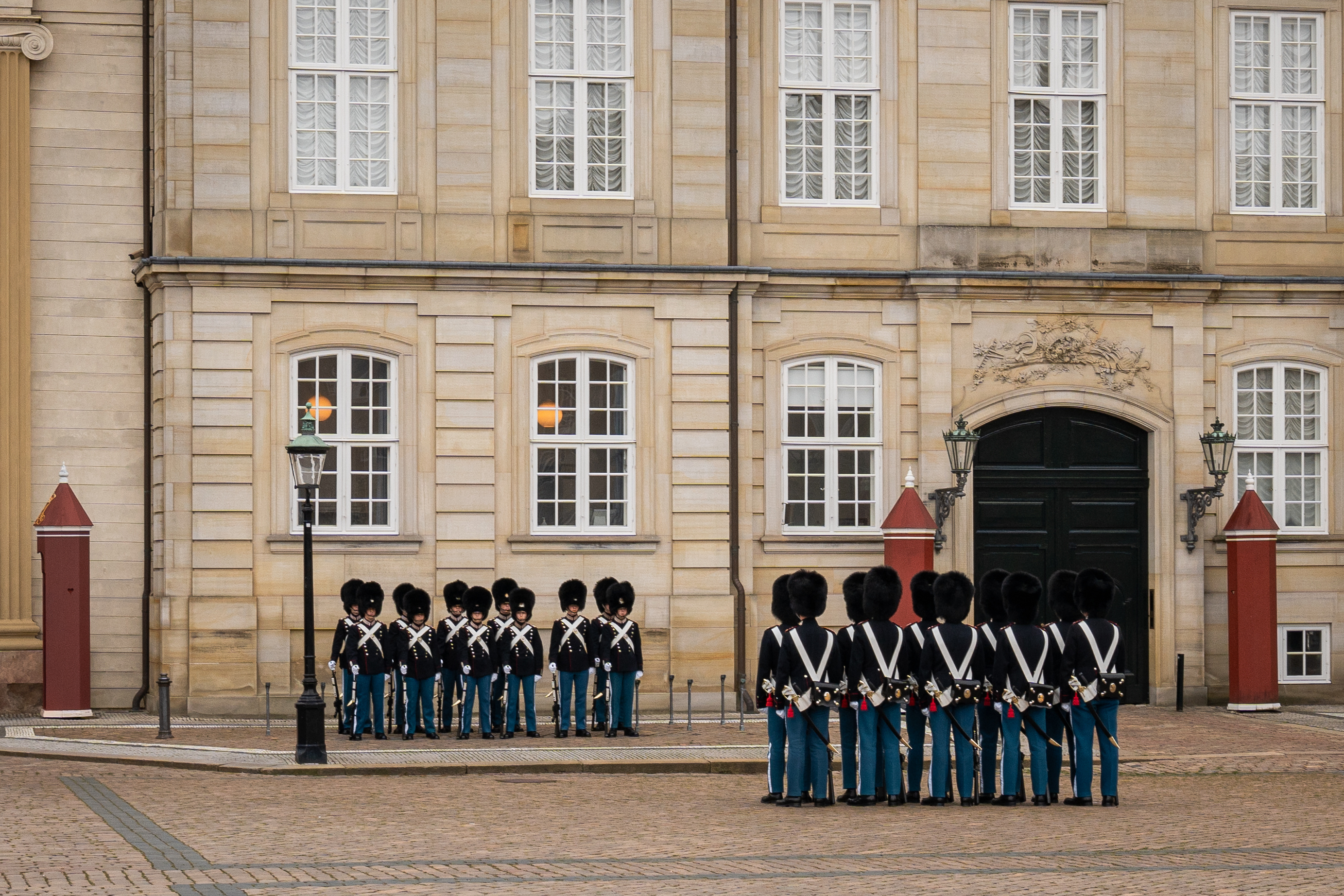 Die königliche Leibgarde in Uniformen steht formiert vor Schloss Amalienborg in Kopenhagen.
