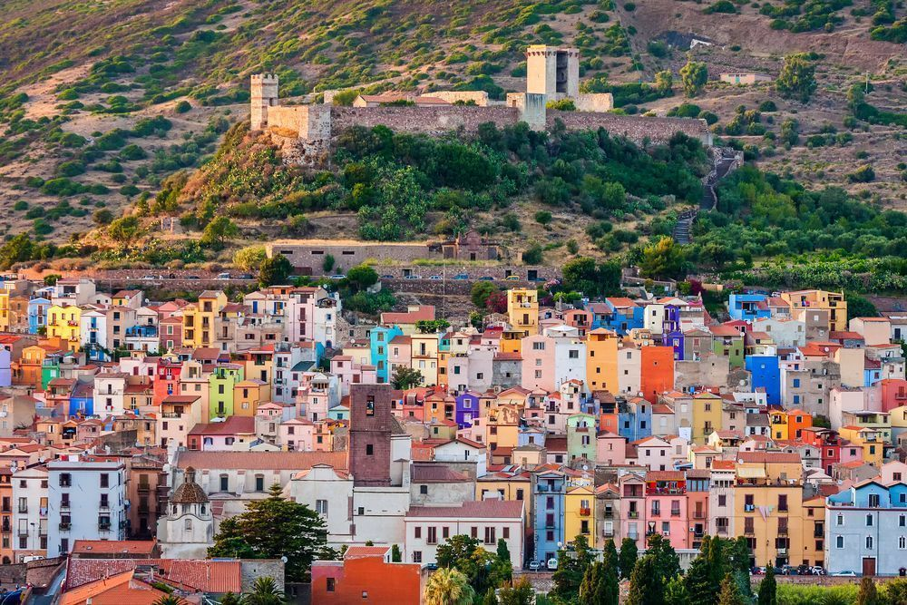 Gå på opdagelse i Sardiniens mange gamle byer fra jeres feriehus i Italien