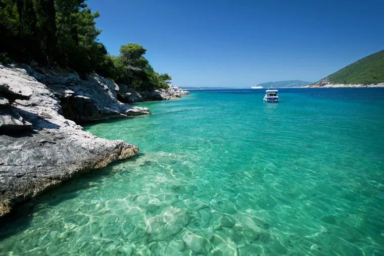 Nyt det herlige vannet i Montenegro
