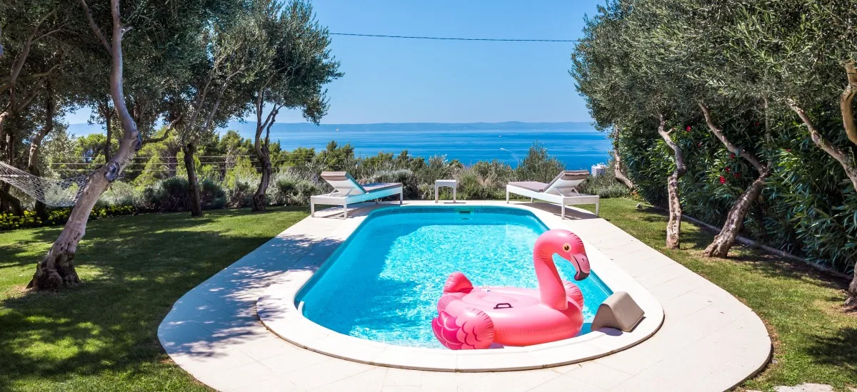 Pool mit Meerblick in Kroatien.