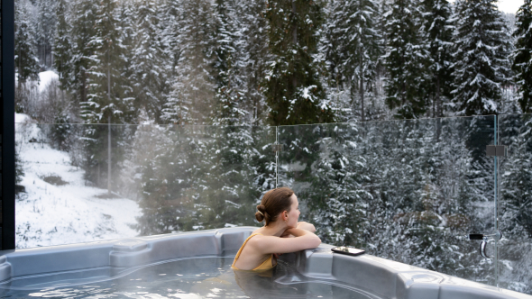 Winter holiday activities in a holiday home - hot tub