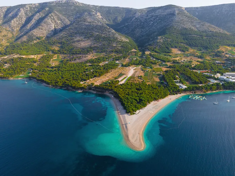 Luftaufnahme des Sandstrandes Zlatni Rat, Meer und Berge auf der Insel Brac.