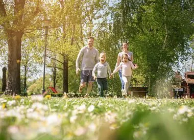 Familie spielt auf Wiese