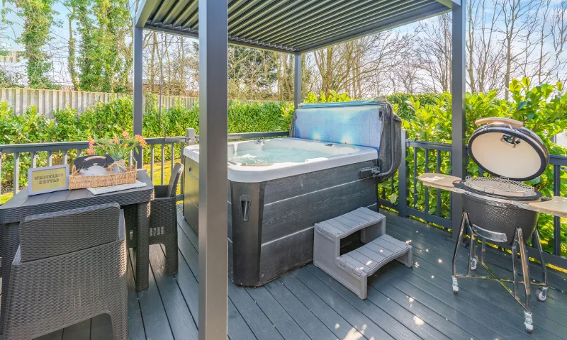 With rustic timber interiors, a private hot tub, and fields just beyond the deck, Whistling Kettle is a homely base for peaceful walks, pub lunches and pet-friendly stays in the Yorkshire countryside.