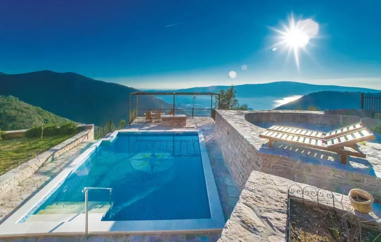 Ferienhaus mit Pool in Montenegro