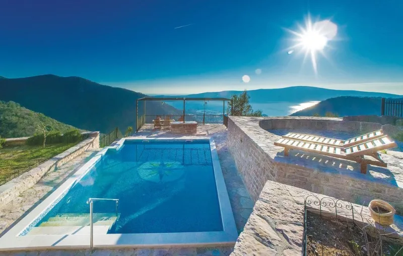 Feriehus med pool i Montenegro