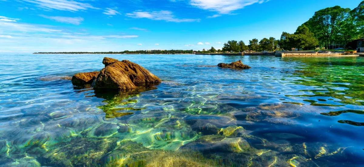 Istrische Küste mit türkisblauem Meer in Porec.