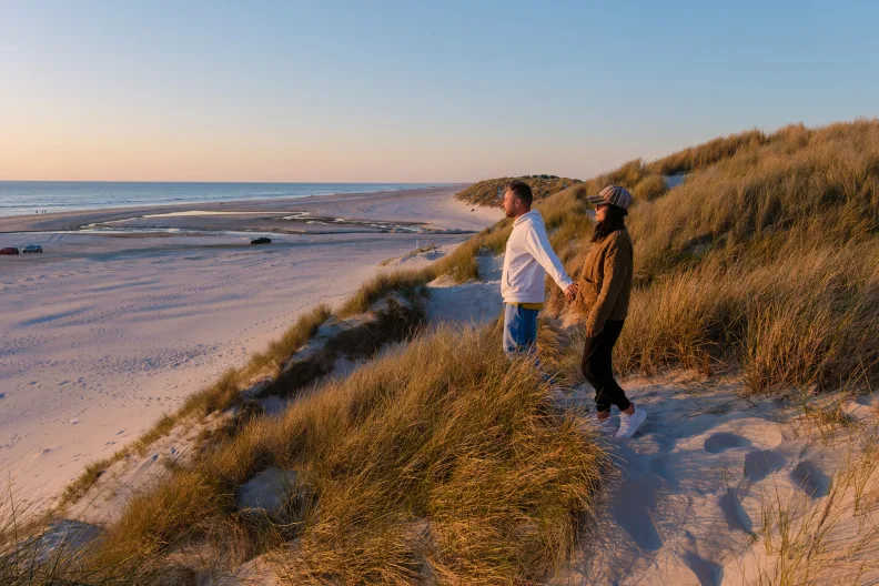 Ein Paar am Vejers Strand an der dänischen Westküste.