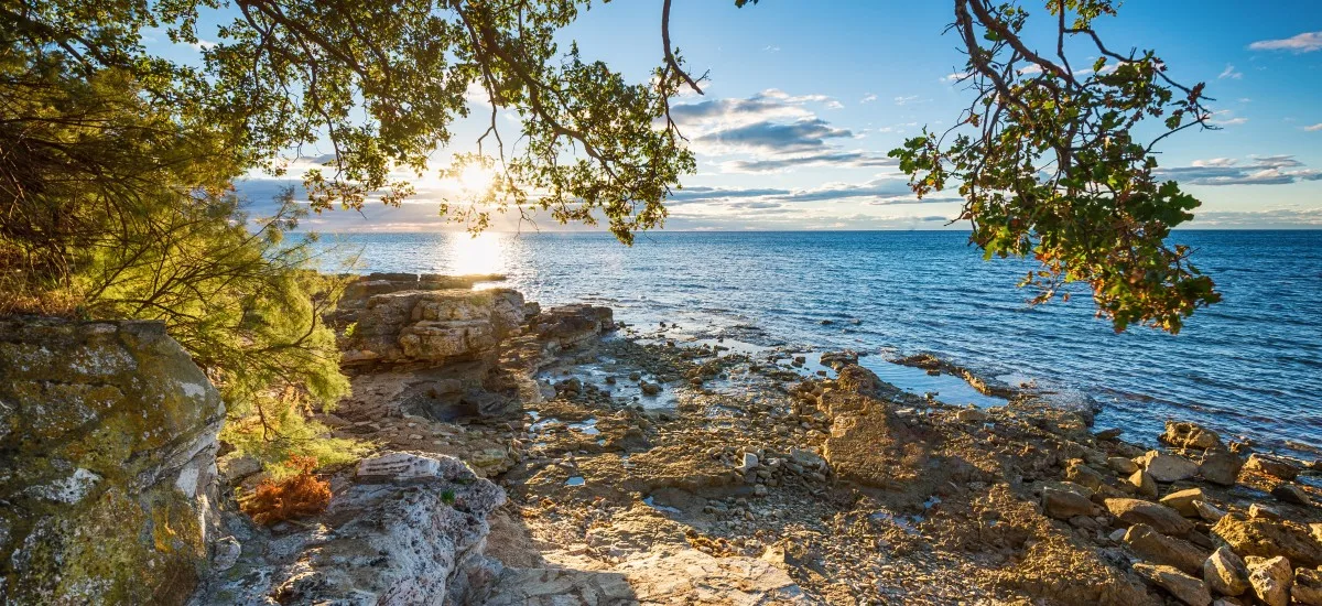 Felsige Bucht in Umag, Kroatien.