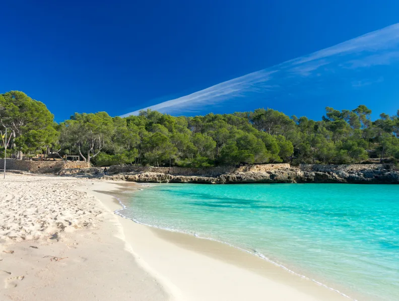Der Strand Cala Mondragó liegt malerisch im Naturpark Parc Natural de Mondragó.