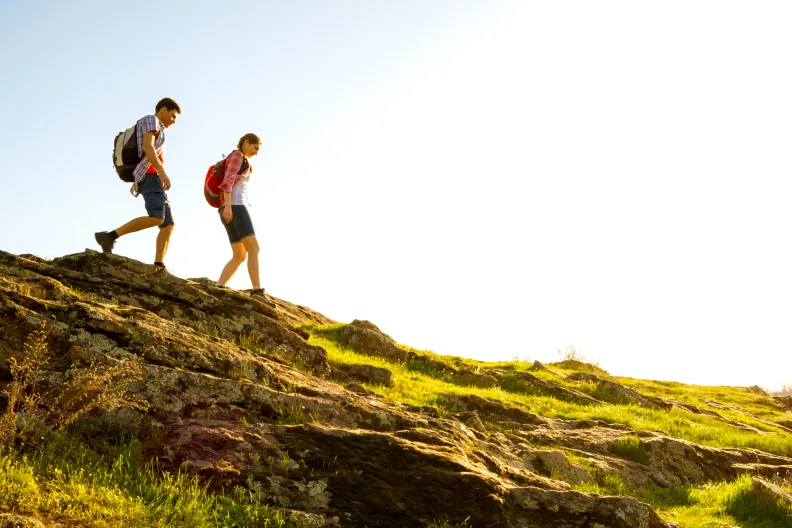 Ein Paar wandert auf Djursland in Dänemark.