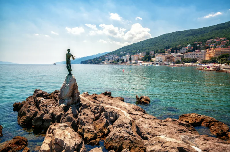 Den historiske statue af jomfruen med mågen er et symbol, ikke kun for Opatija, men for hele Kvarner-regionen. Statuen ved Adriaterhavskysten befinder sig i turistbyen Opatija i Kroatien, Europa.