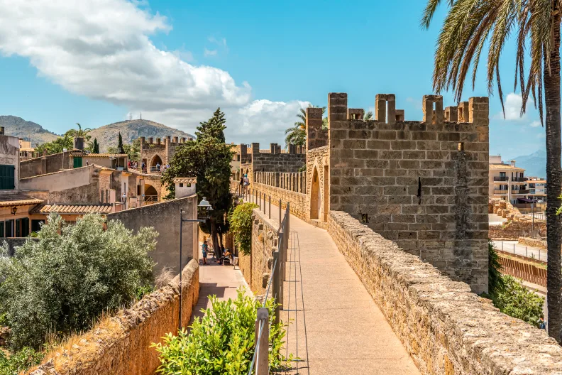 Stadtmauern von Alcudia auf Mallorca.