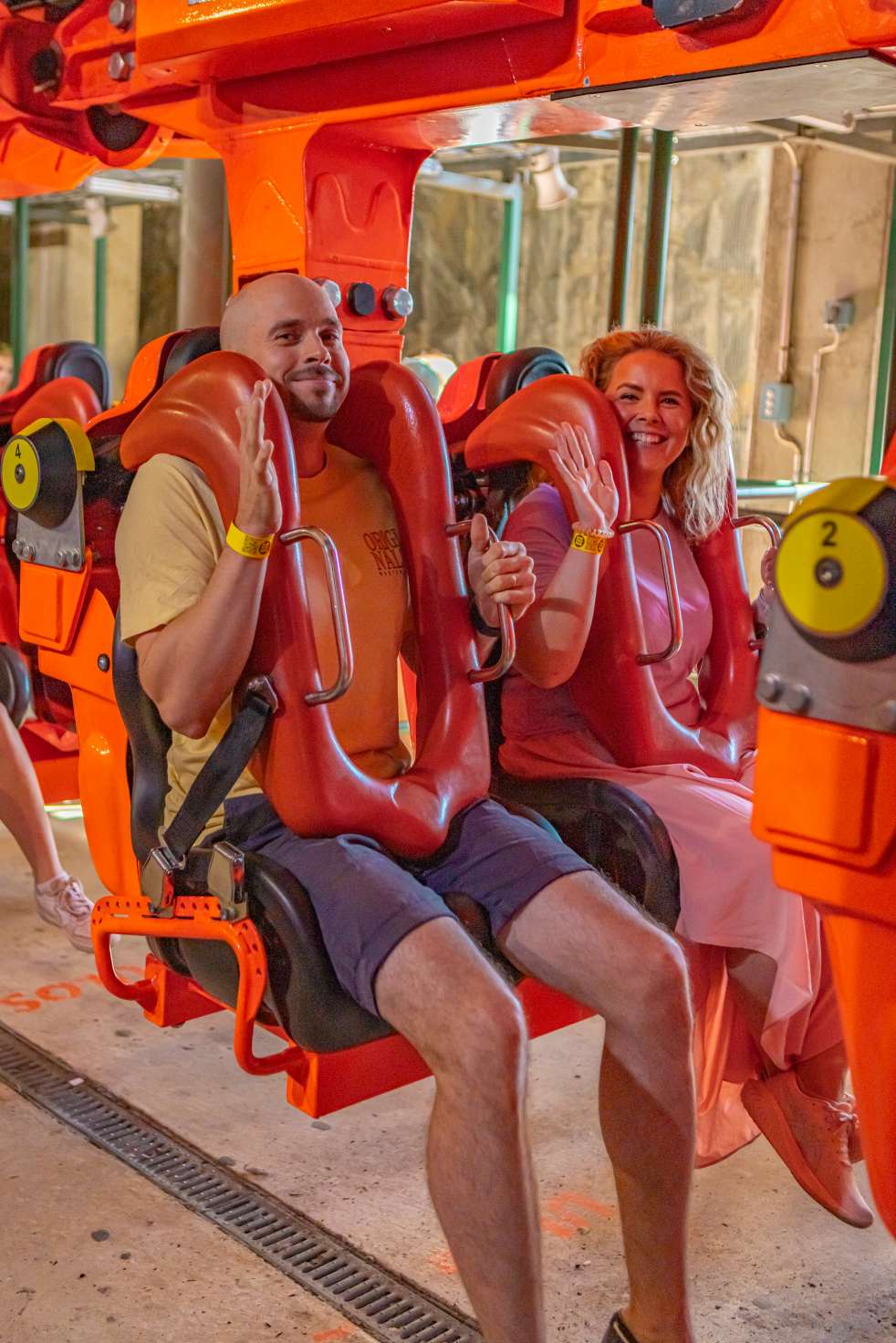 Ihmisiä Särkänniemen Tornado-vuoristoradan penkissä.