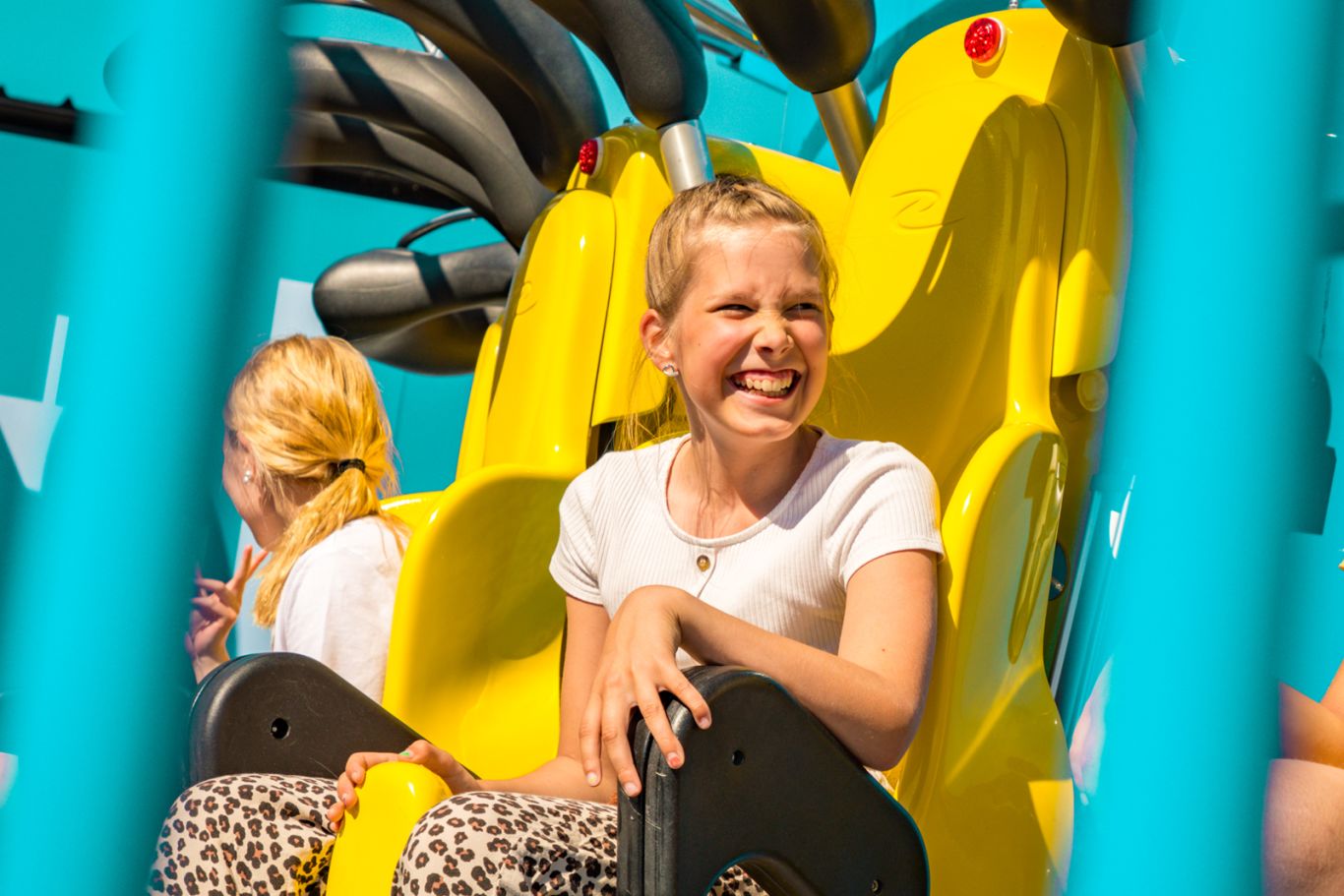 Tyttö Särkänniemen BOOM-huvilaitteen kyydissä.