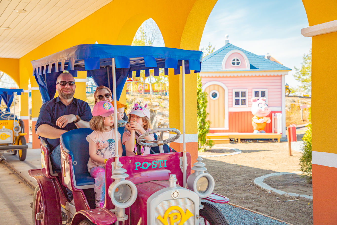 Perhe Särkänniemen Postiseikkailu-auton kyydissä.