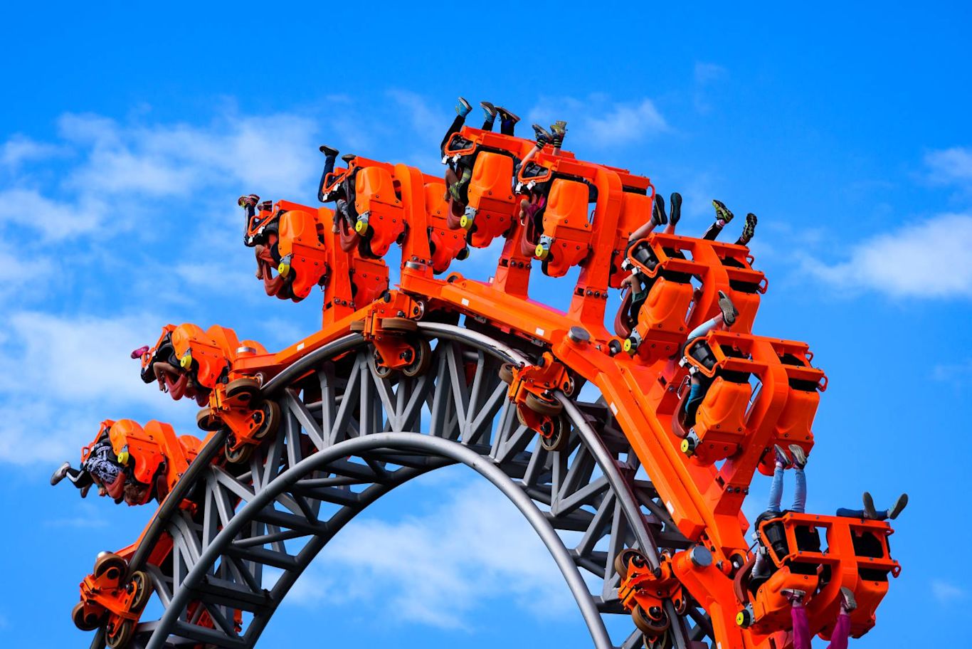 Ihmisiä Särkänniemen Tornadon kyydissä.