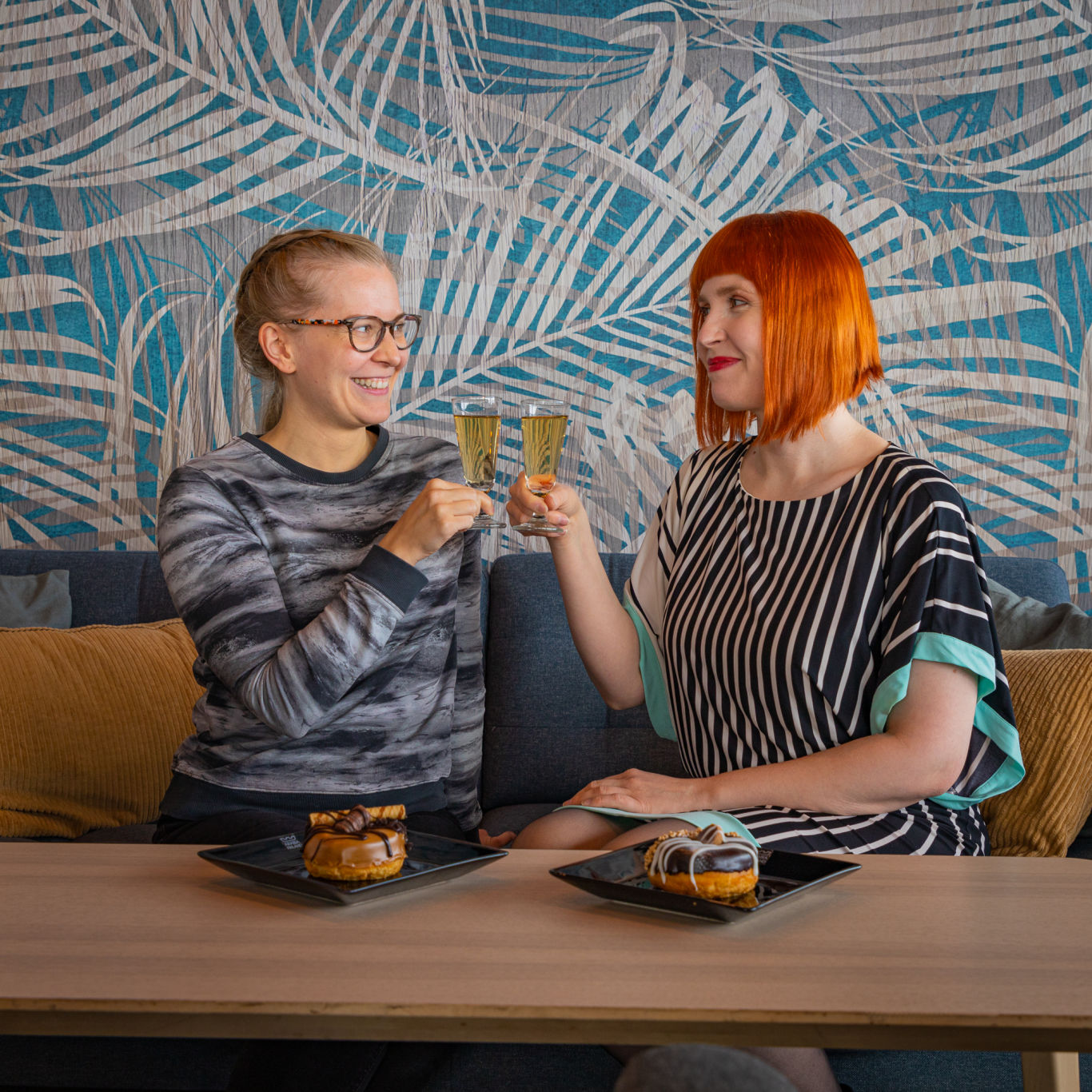 Kaksi naista nostaa maljaa Särkänniemen Neula Sky Cafessa.