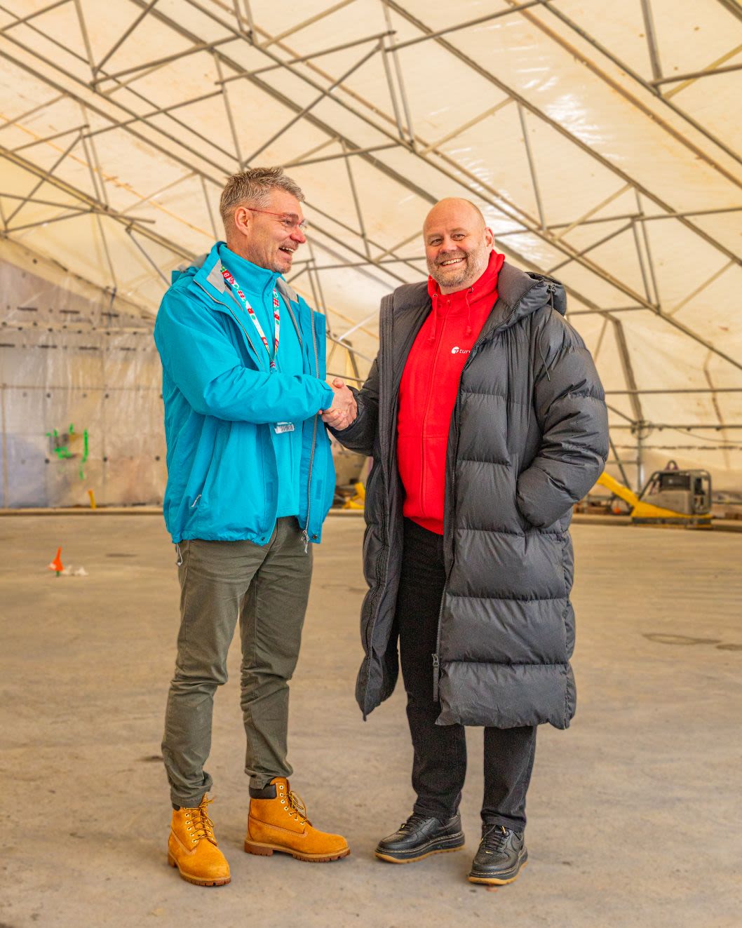 Särkänniemen ja Turvan toimitusjohtajat kättelevät Drifti-huvilaitteen työmaalla.