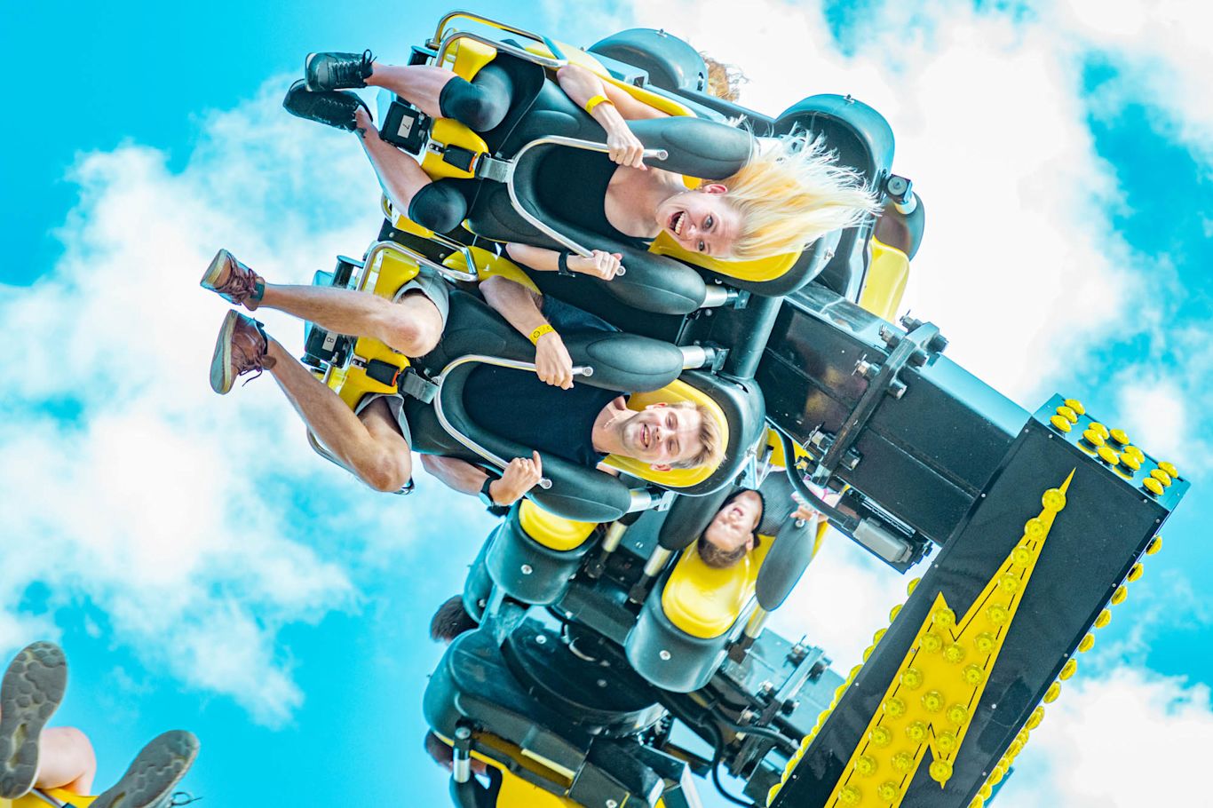 Ihmisiä Särkänniemen High Voltage -huvilaiteessa.