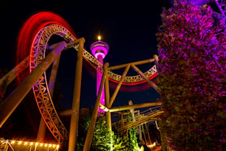 Särkänniemen Tornado iltavalaistuksessa.