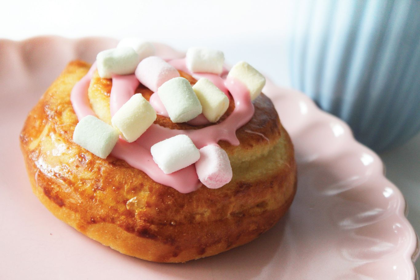 Baked roll with marshmallows and vanilla