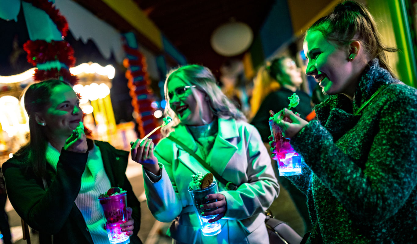 Naiset syövät jäätelöannoksia Särkänniemen Karmivassa Karnevaalissa.