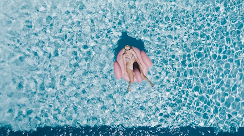 Chlorwasser vs. Salzwasser: Ist Schwimmen eine Gefahr für Deine Zähne?