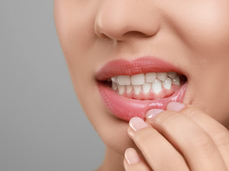 Primer plano de una chica mostrando su sonrisa