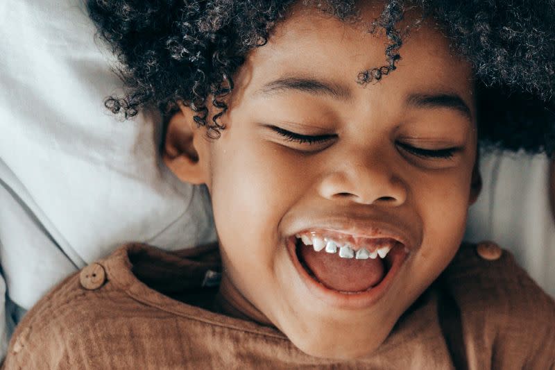 Lachendes Mädchen mit Black Stain Zähnen Ketut Subiyanto at pexels