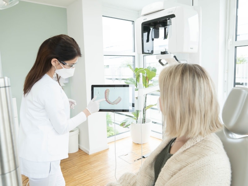 Customer-Practice-dentist-3D-scan-patient__v2_800x600_all_40__