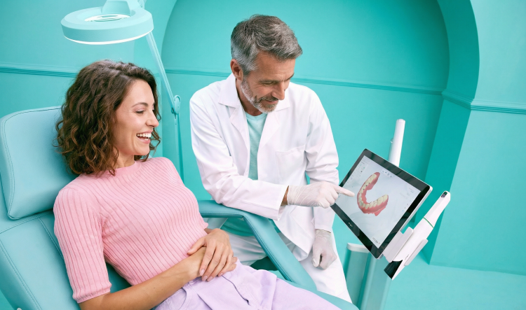 [CRO] HERO - 3D Scan - Dentists - Woman - Man - Blue - White - Medical - Background - Mobile