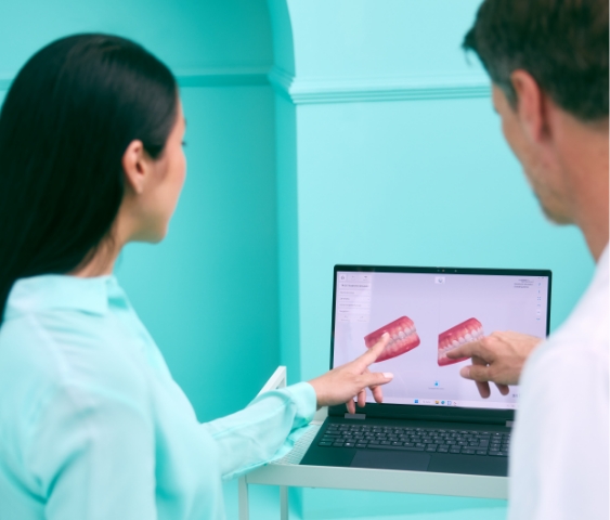 [CRO] HERO - 3D Scan - Dentists - Woman - Man - Blue - White - Medical - Background - Mobile