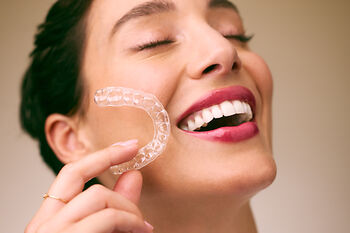 [CRO] Woman - Smile - Aligner - Profile - Right - Closed eyes - Lipstick - Finger - Brown - Gradient - Background - Mobile