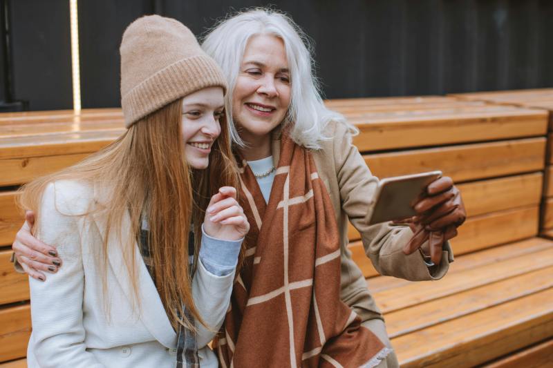 zwei lächelnde Frauen unterschiedlicher Generationen @ pexels von anastasia shuraevaZ