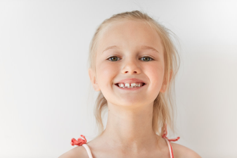 Kind mit schief gewachsenen Zähnen by wayhomestudio @ freepik