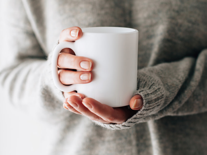 Manos sujetando una taza de cafe