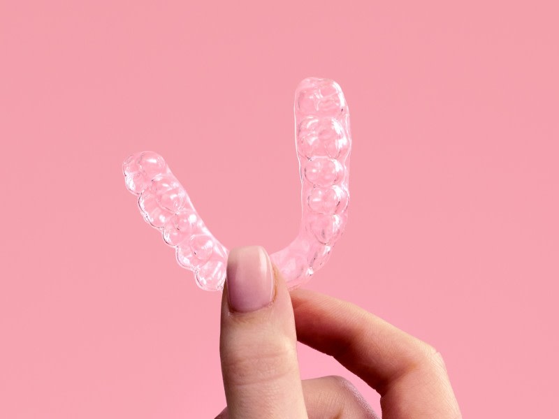 Gros plan sur un aligneur dentaire transparent DR SMILE